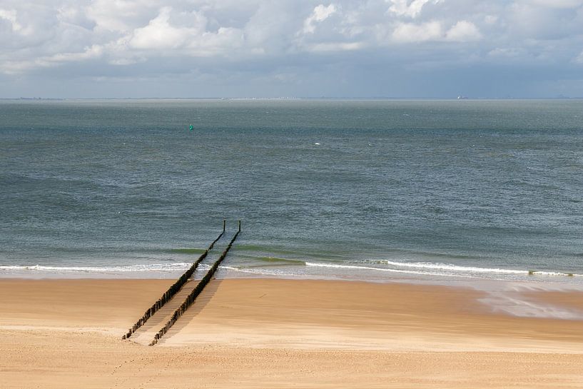Une plage déserte près de Zoutelande avec une rangée de brise-lames par Kim Willems