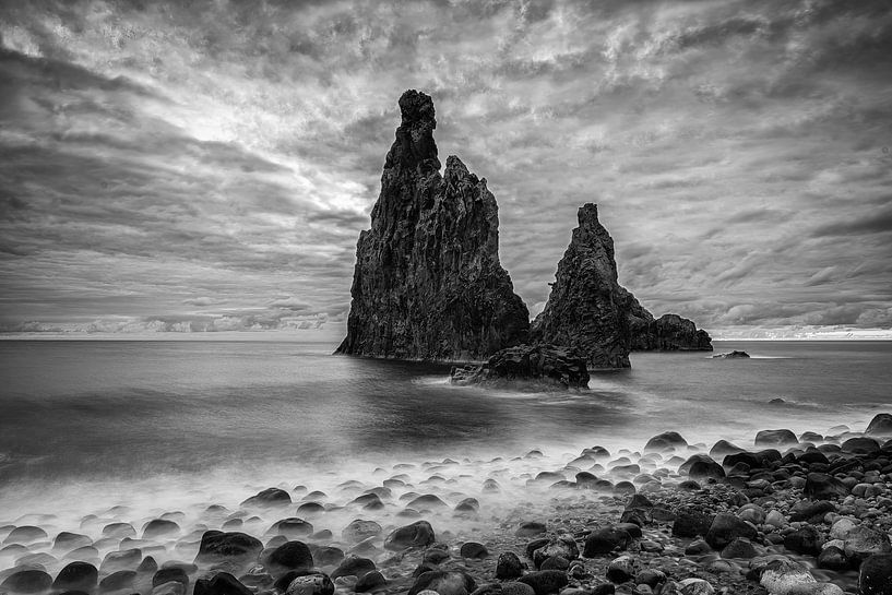 Rochers à Ribeira da Janela - Madère - n&amp;b par Jeroen de Jongh Photographie