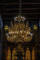 dunkle Kirche und ein goldener Kronleuchter