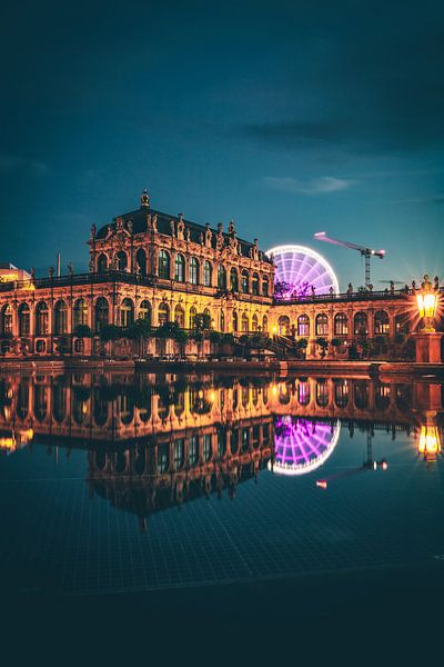 Dresden Zwinger le soir avec la grande roue et la réflexion par Fotos by Jan Wehnert