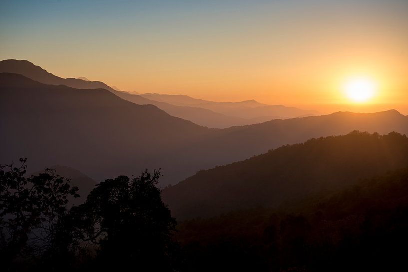 Wellenförmiges Meer von Bergen von Ellis Peeters
