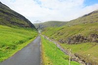 Schmale Straße bei Saksun auf den Färöern.