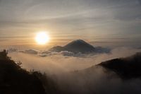 Zonsopkomst op Bali met prachtig uitzicht op de bergen en wolken