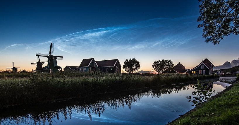 NLC (Lichtende Nachtwolken) Zaanse Schans by Patrick Hartog
