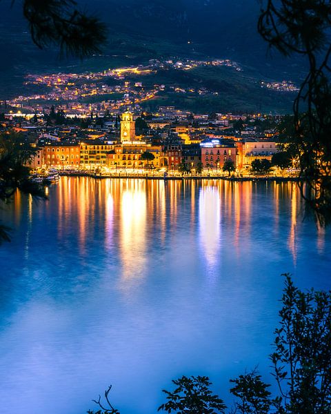 Promenade de Riva del Garda la nuit sur le lac de Garde par Daniel Pahmeier