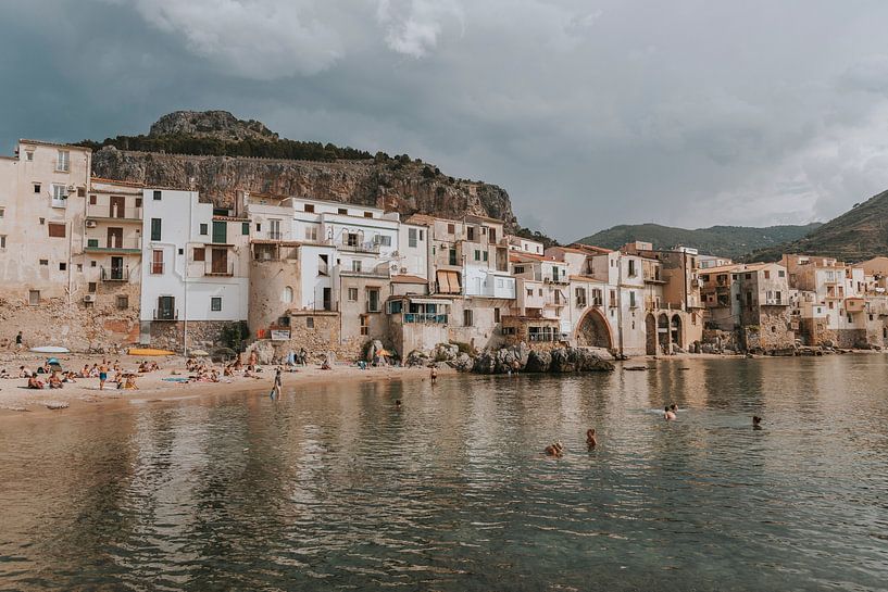 Blick auf die Stadt und das Wasser von Cefalu, Sizilien Italien von Manon Visser