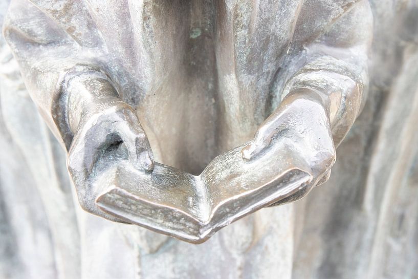 Detail der Hände mit Buch von Marianne van der Zee