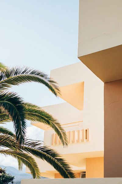 Das gelbe Hotel in den Bergen auf Kreta, Griechenland von Milou Emmerik