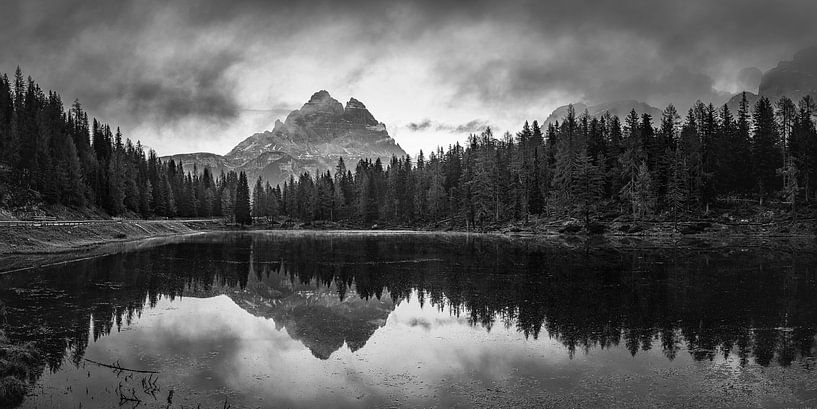 Lever de soleil sur le Lago d&#039;Antorno en noir et blanc par Henk Meijer Photography