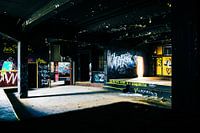 Verlassene Diskothek – Ehemalige Tanzfläche voller Graffiti im Lost Place