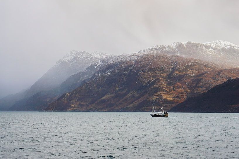 einsames Boot an einem Schottischen Glen mit wilder Küste, Regenschauer und Schnee von Leo Schindzielorz
