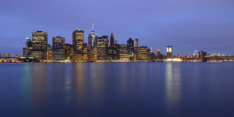Lower Manhattan Skyline à New York le soir, panorama par Merijn van der Vliet