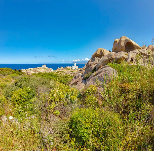 Wilde Felsformationen von Capo Testa und der Leuchtturm mit Blick auf Korsika, Santa Teresa Gallura, von Rene van der Meer