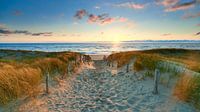 Zonsondergang bij een strandopgang aan de Noordzee