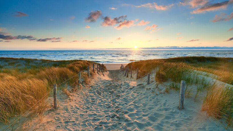 Sonnenuntergang an einem Strandeingang an der Nordsee von Jenco van Zalk