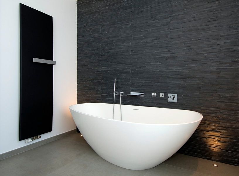 Wonderbaarlijk badkamer met bad en chauffage van Ribbi The Artist op canvas DQ-01