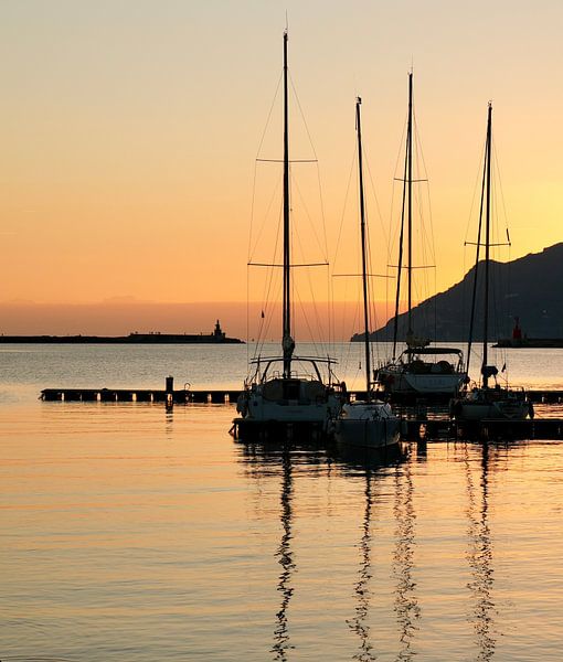 Blick auf den Hafen von Salerno Italien mit Booten von Martijn Jebbink Photography