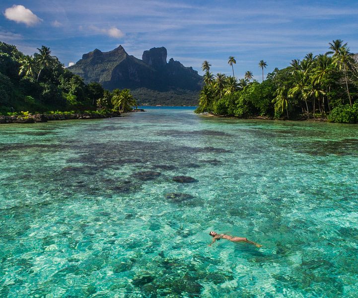 Schwimmen in der Lagune von Bora Bora von Ralf van de Veerdonk