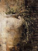 Steingutkrug mit einem Hauch von Grün