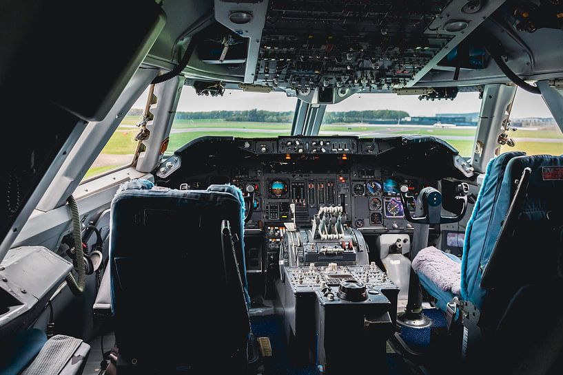 Cockpit avec intérieur de Boeing sur une piste d'aéroport par Fotografiecor .nl