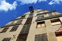 Oud vervallen gebouw met luiken en een katrol in Wismar, Duitsland. Unesco Erfgoed.