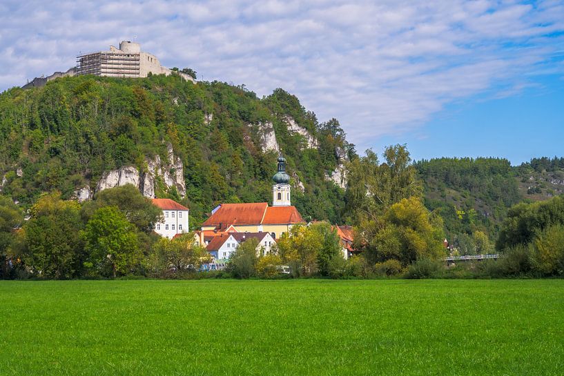 Le château de Kallmünz sur une colline au-dessus de l'église par ManfredFotos