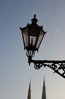 Delft, lantaarn op Markt met kerktorens Maria van Jesse kerk op Burgwal Delft