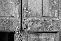 Alte Tür in Schwarz und Weiß