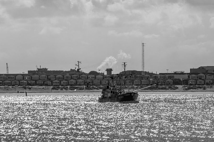 Fishing vessel sailing from IJmuiden to sea. by scheepskijkerhavenfotografie