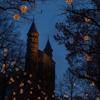 A view of the Basilica of Our Lady in Maastricht during blue hour surrounded by atmospheric lighting