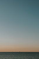 Vue de l'horizon à l'heure dorée Ibiza, voilier