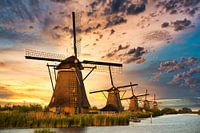 Windmühlen im Sonnenlicht