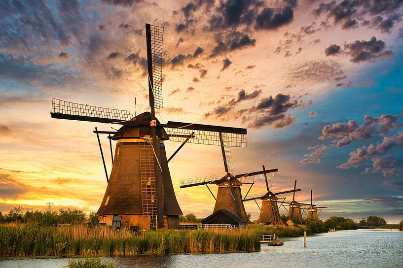 Windmühlen im Sonnenlicht von Jim Looise