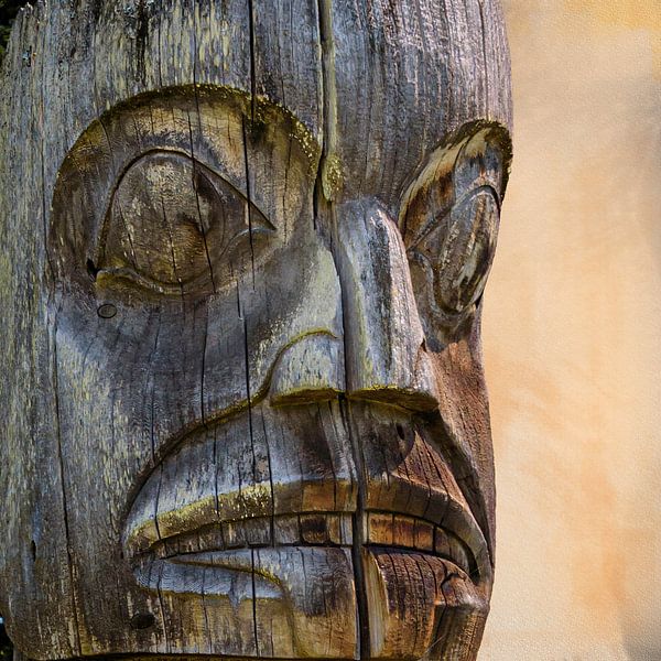 Gesicht in der Totempfahl, Ksan, Kanada von Rietje Bulthuis
