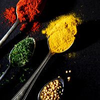 Gewürze auf Löffeln