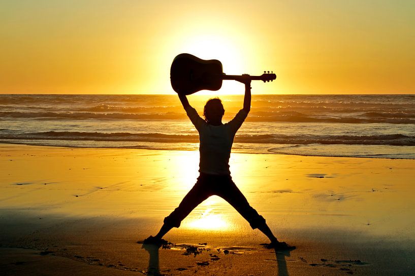 Gitaar muzikant op het strand met zonsondergang by Eye on You