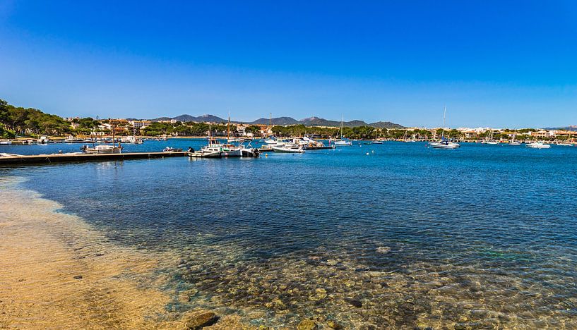 Vue du village portuaire de Porto Colom à Majorque, Espagne par Alex Winter