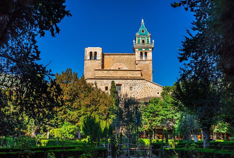 Belle vue du monastère de Valldemossa, sur l'île de Majorque, en Espagne. par Alex Winter