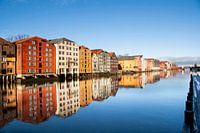 Maisons colorées au bord de la rivière Nidelva à Trondheim