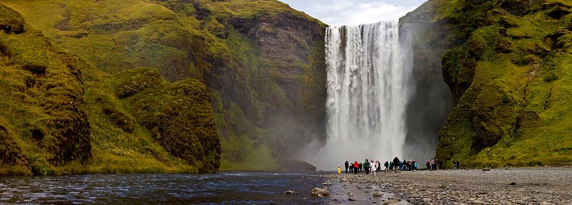 Panorama Skógafoss waterval te IJsland van Anton de Zeeuw