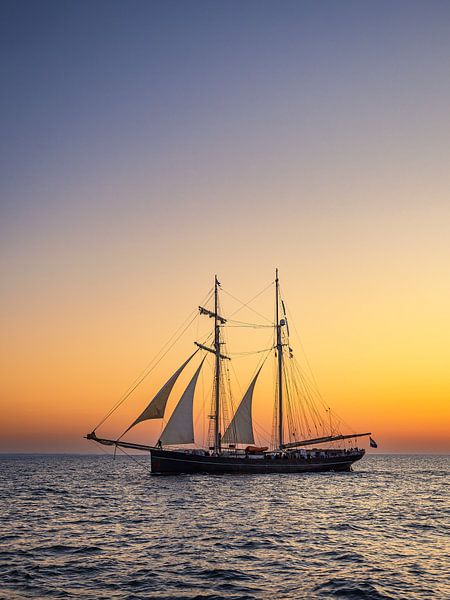 Segelschiff im Sonnenuntergang auf der Hanse Sail in Rostock von Rico Ködder