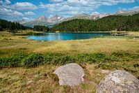 Blick auf den Bergsee Lej da Staz, alpine Landschaft und Berggipfel im Hintergrund