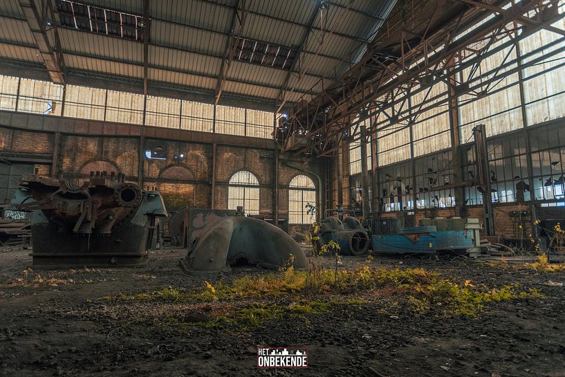 Intérieur d'un hall d'usine abandonné. par Het Onbekende