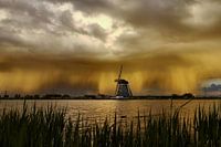Molen met buienlijn  / Thunderstorm at the river