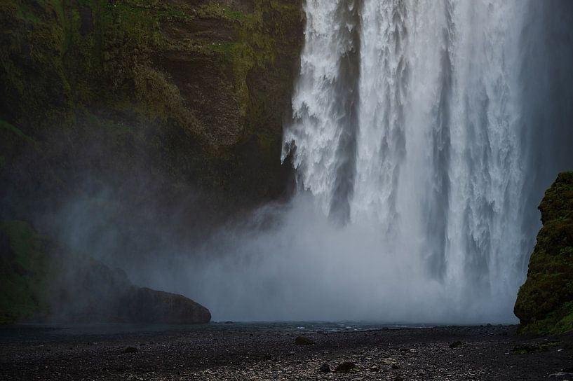 Skogafoss waterval in IJsland van Tim Vlielander