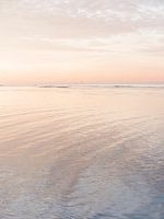 Einsame Boje und steigendem Wasser bei Sonnenuntergang