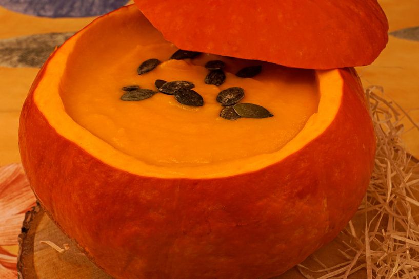 Soupe crème classique au potiron, servie avec des graines de potiron dans le potiron par Babetts Bildergalerie