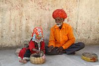 Fille et charmeur de serpent avec cobra