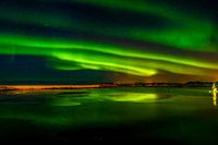 Aurore boréale sur l'eau