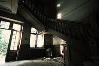 Verlassene Treppe zur Dunkelheit